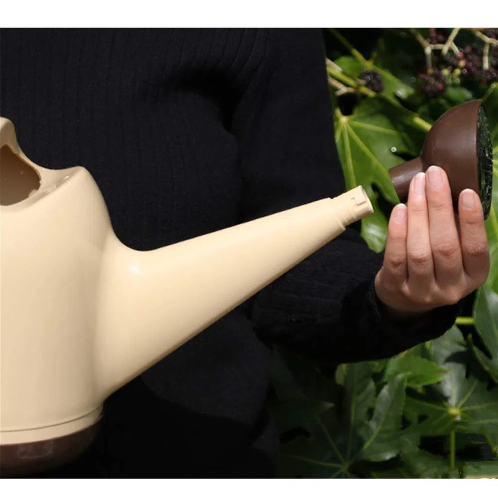 Cet arrosoir à Long Bec est idéal pour arroser Les Plantes et Les Fleurs d'intérieur (Couleur : Beige, Dimensions : 18 x 21,5 cm).
